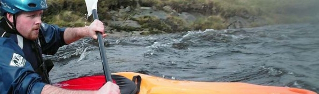  Kayak en los rápidos 